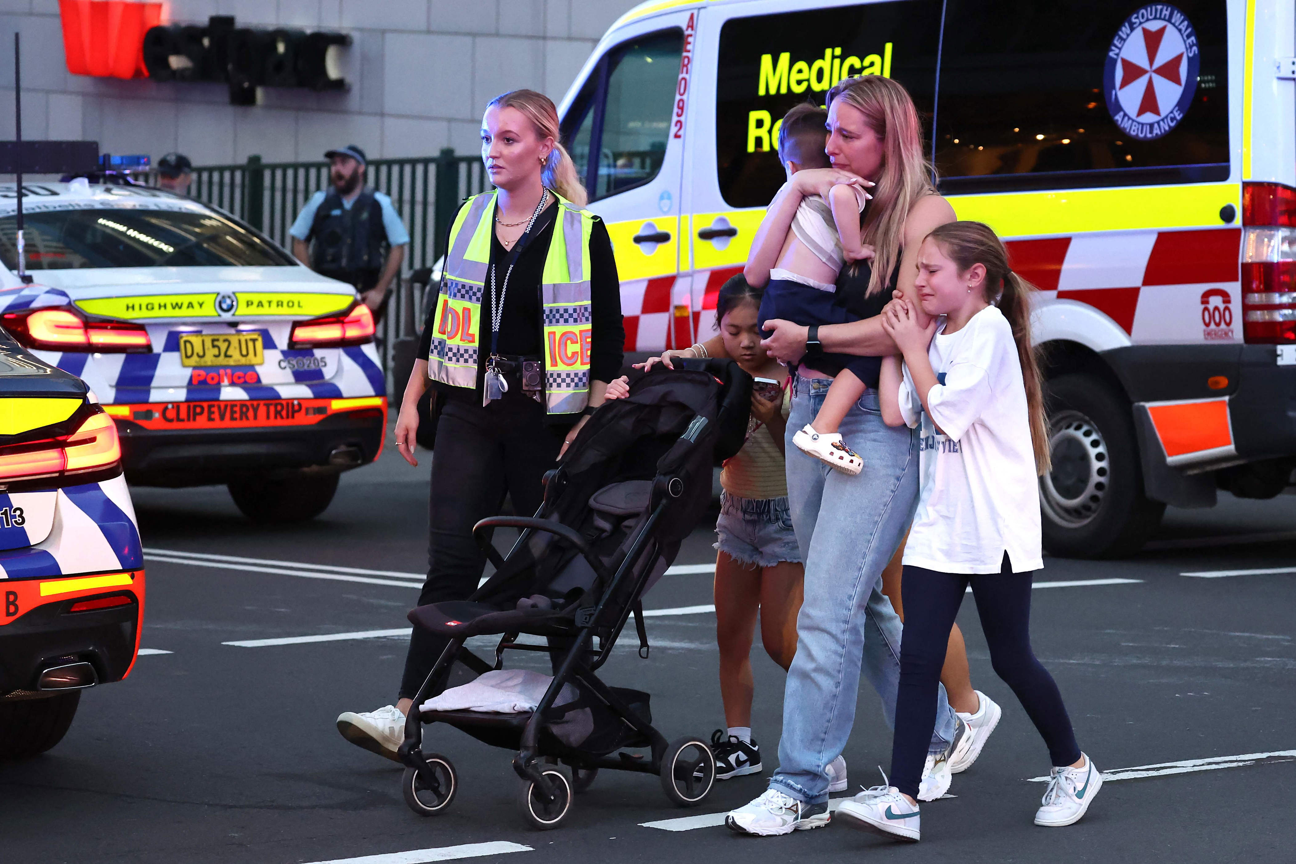 siete muertos, incluido el atacante, en un apuñalamiento múltiple en sydney