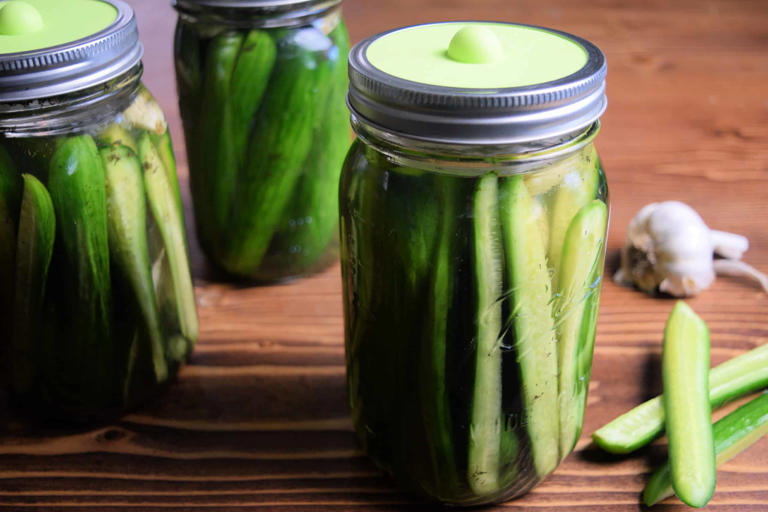 How to Make Easy Homemade Fermented Dill Pickles