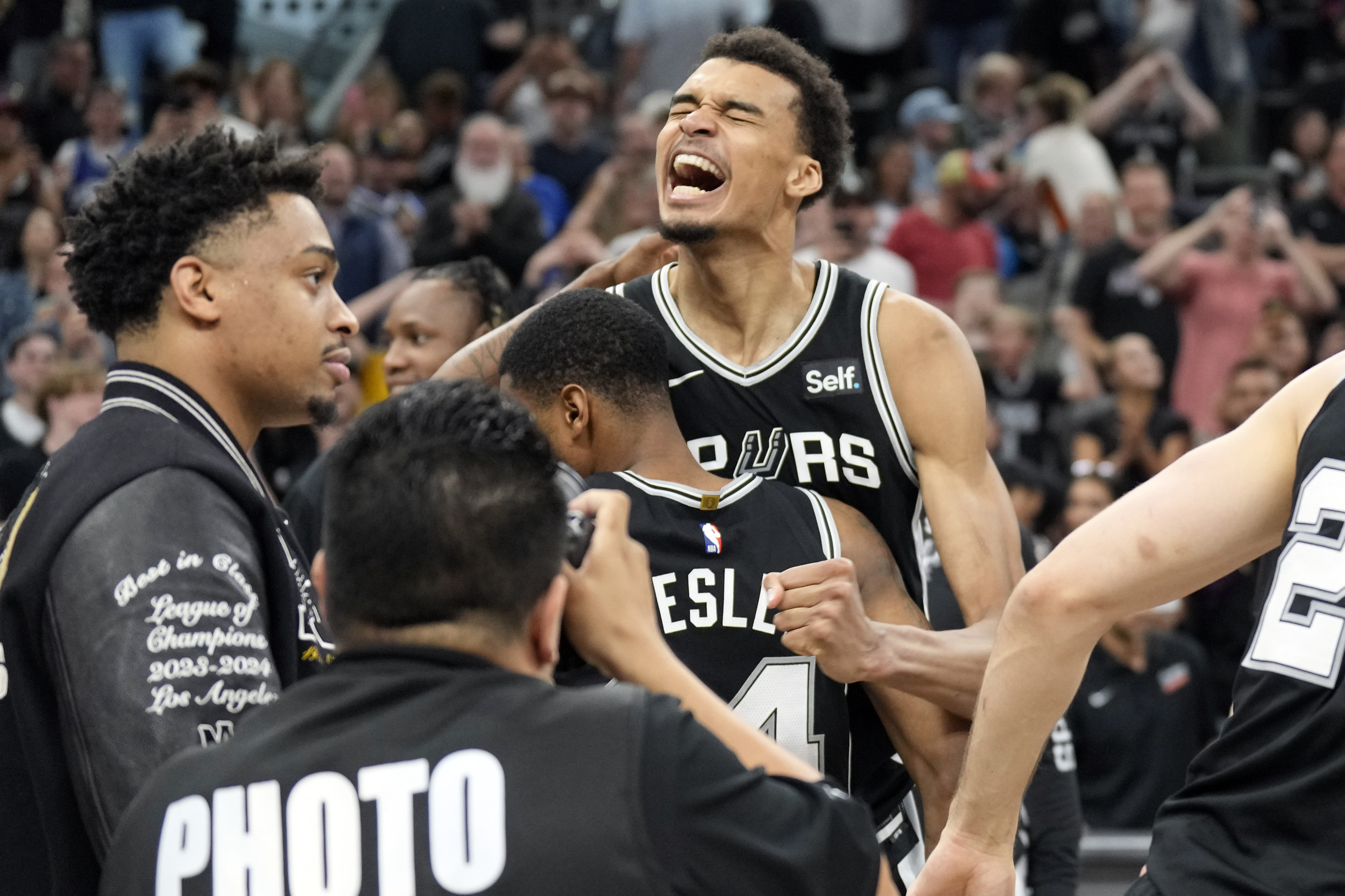 spurs’ wild comeback leads to 3-way tie for first in western conference standings