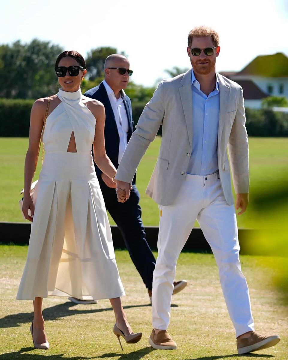 meghan markle sorprende con el vestido midi blanco de escote halter cruzado y falda plisada más sofisticado