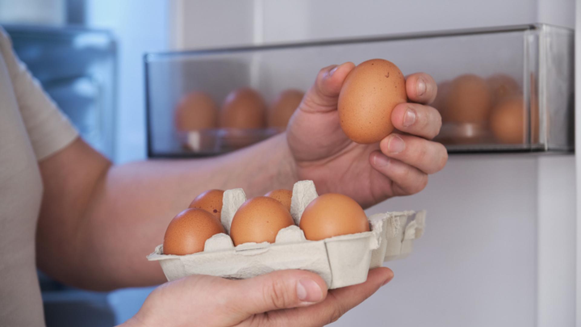 un nutricionista explica por qué nunca debes guardar los huevos en la puerta de la nevera