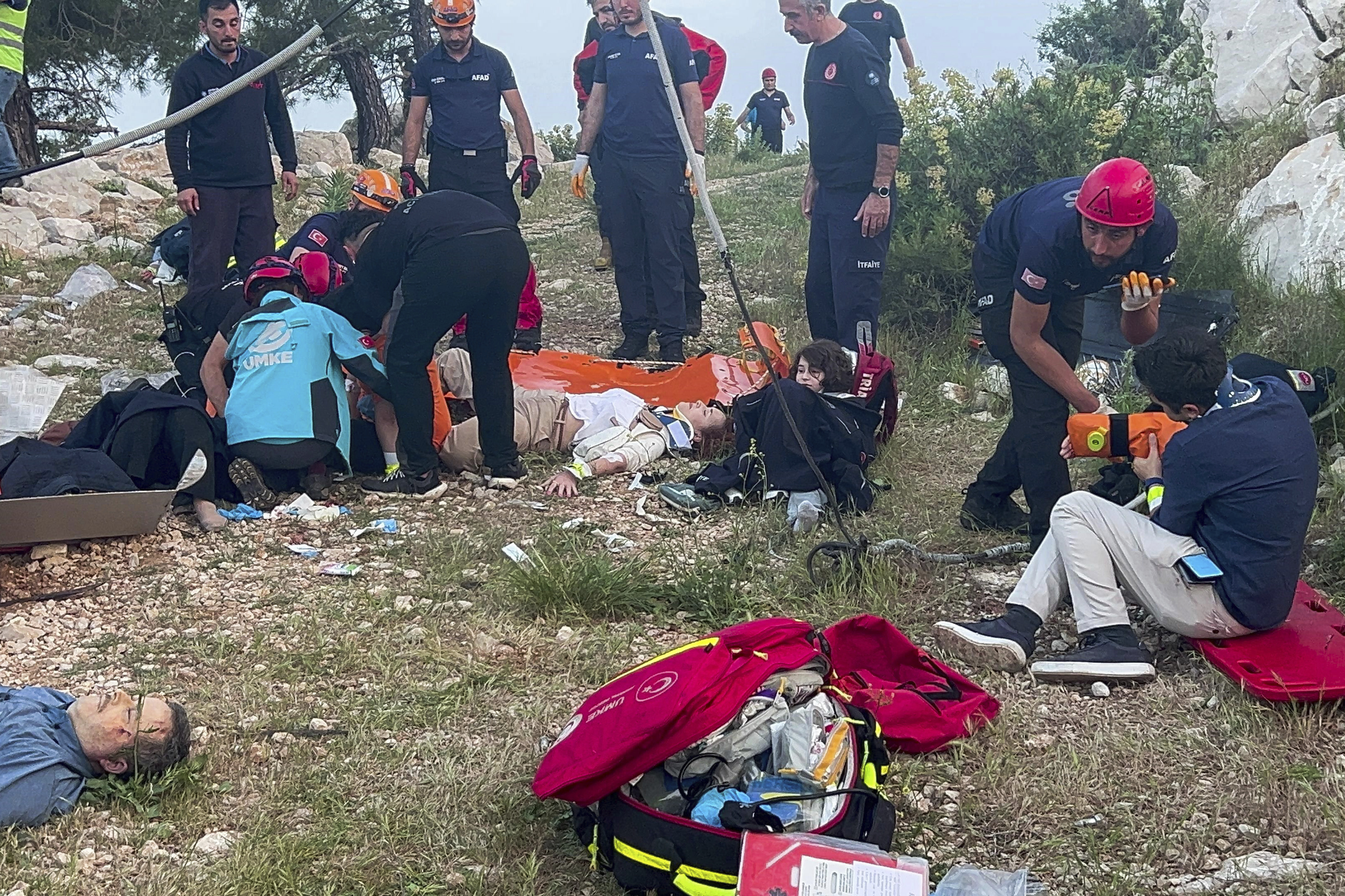 174 people stranded in the air are rescued, almost a day after a fatal cable car accident in turkey