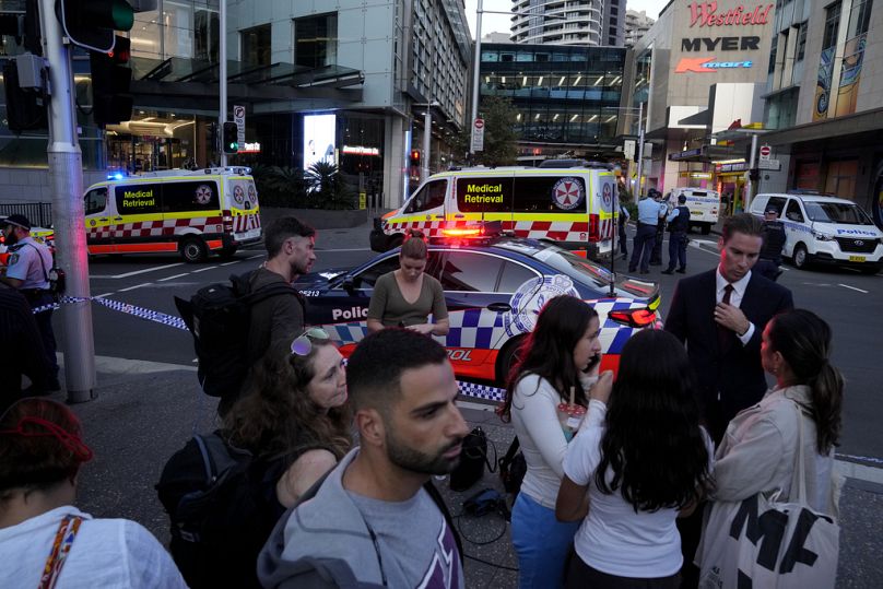sydney’de bıçaklı saldırı: 4 kişi yaralandı, saldırgan polis tarafından vuruldu
