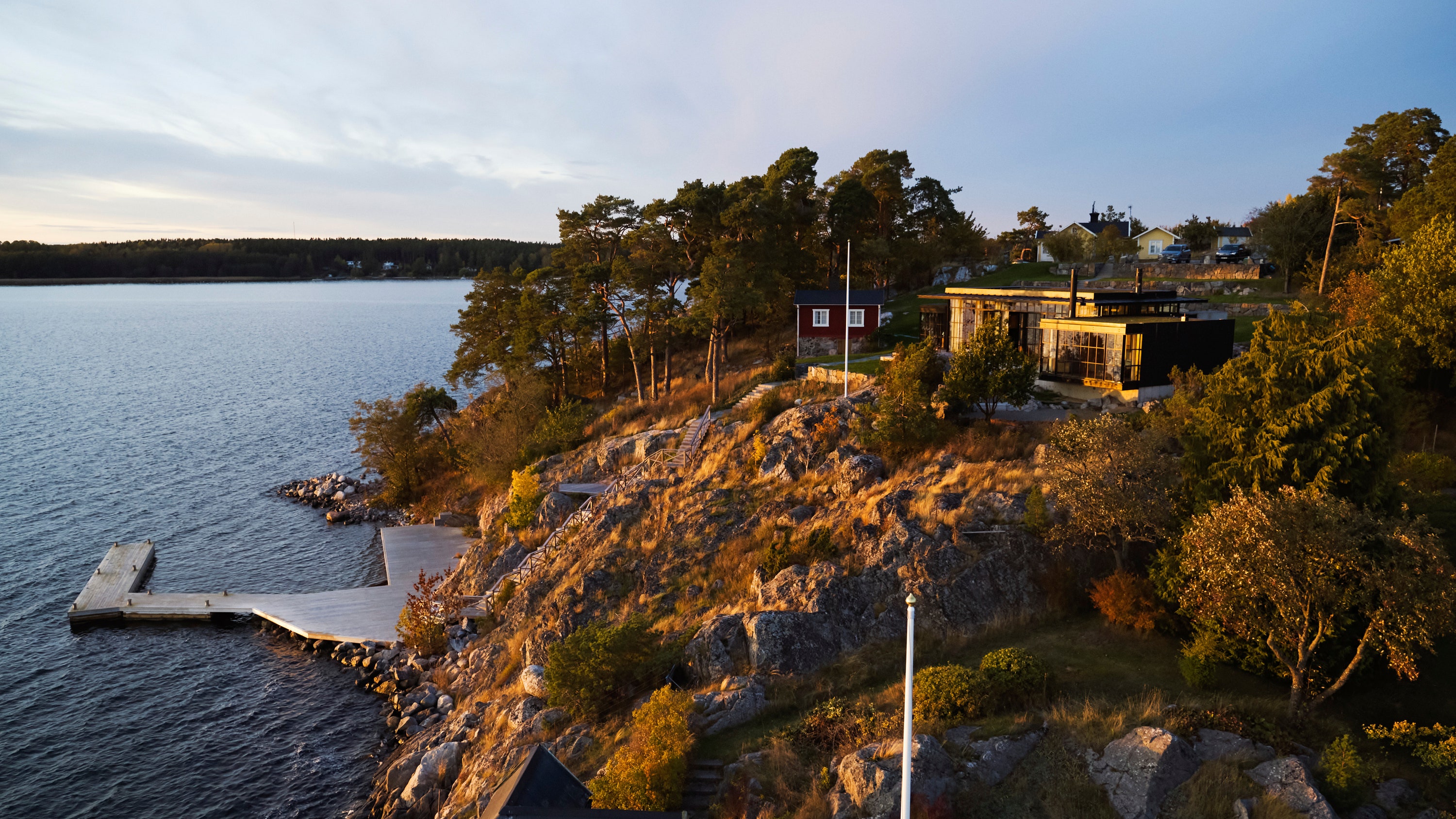 moderne idylle in schweden: dieses lichtdurchflutete haus am meer holt die natur ins haus