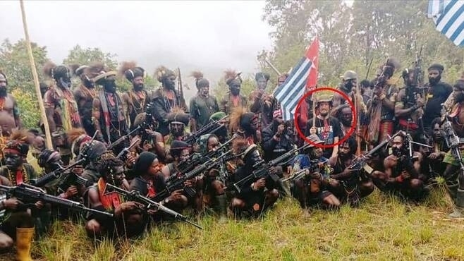 파푸아 반군에 납치된 뉴질랜드 조종사 “이곳에 폭격하지마”