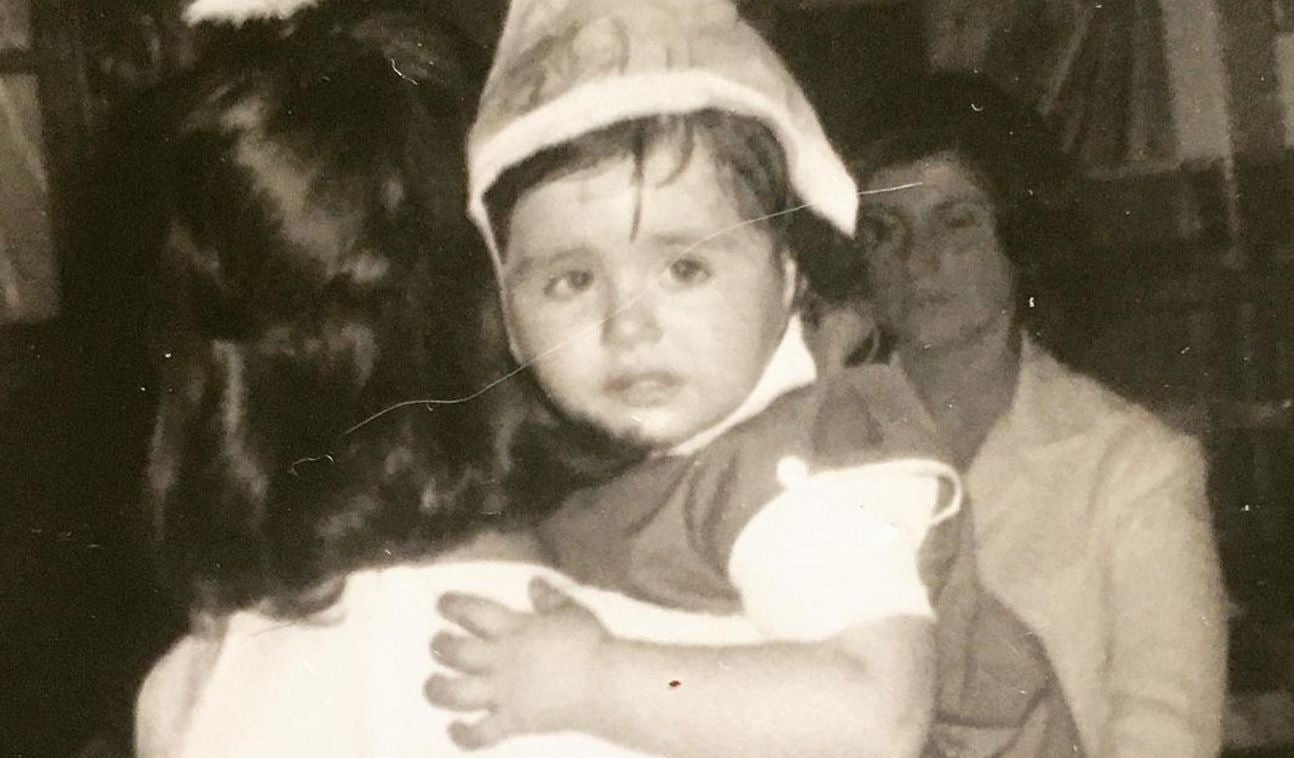 αναγνωρίζετε το μωράκι που κλαίει στη φωτογραφία; είναι γνωστή ελληνίδα ηθοποιός