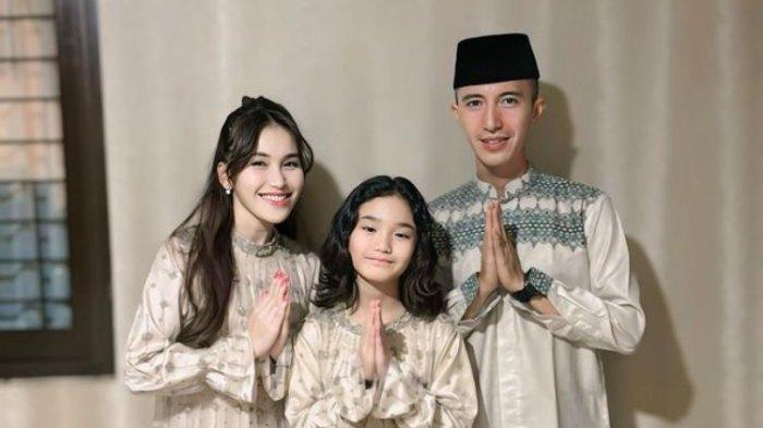 5 potret ayu ting ting rayakan idul fitri bareng muhammad fardhana,kompak pakai seragam