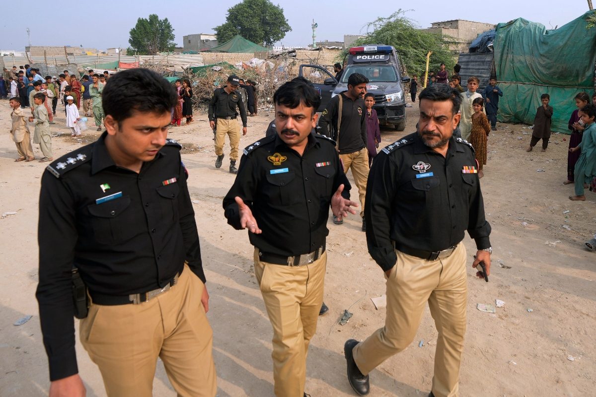 pakistan police search for gunmen who abducted bus passengers and killed 11