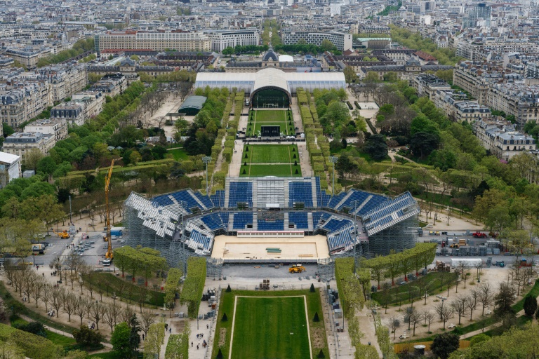 jo-2024: au pied des monuments parisiens, les stades temporaires prennent forme