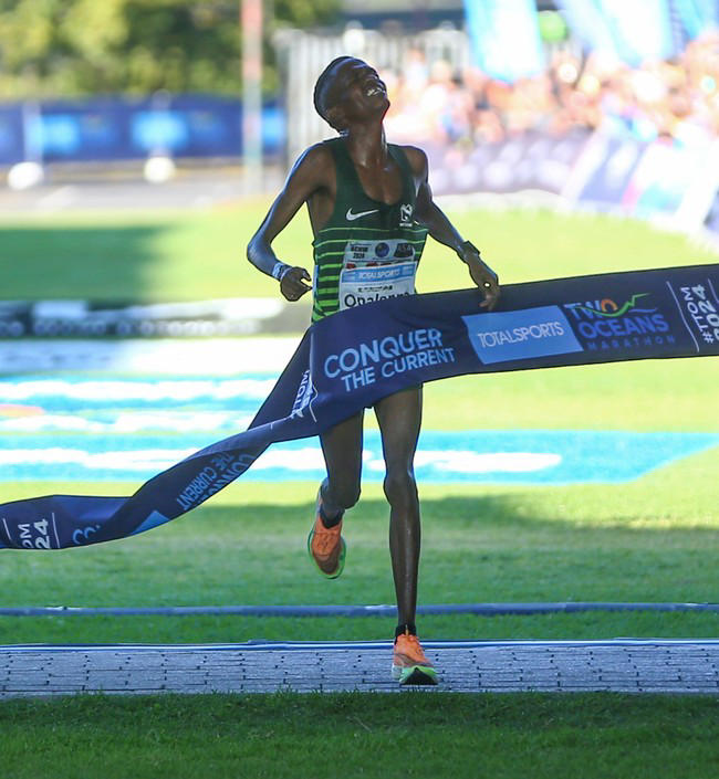 Five star Gerda Steyn blitzes Two Oceans record to win ultra-marathon