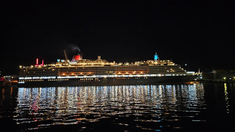 Queen Mary 2 and Queen Victoria grace Cape Town shores together in a first
