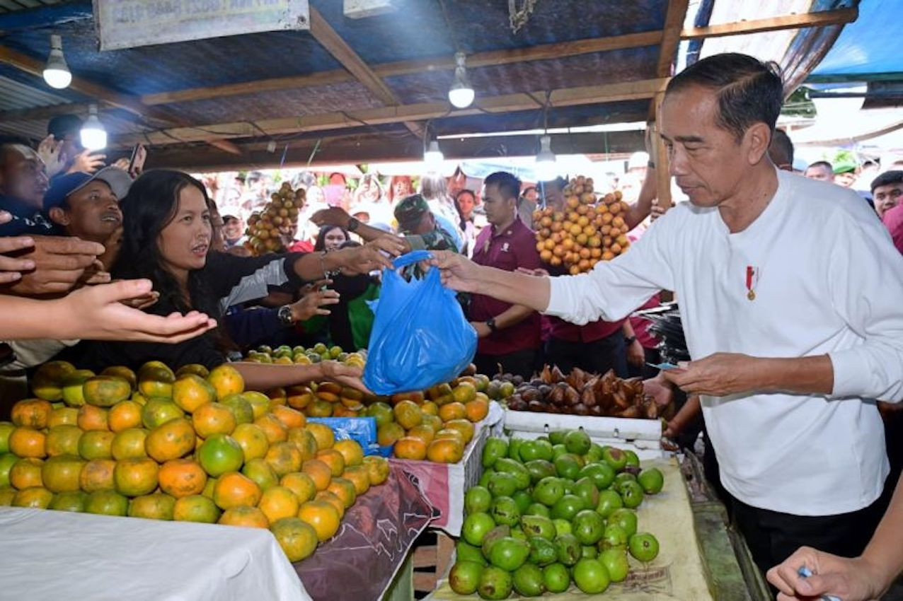 kunjungi pasar buah berastagi, presiden jokowi belanja jeruk, mangga hingga kentang