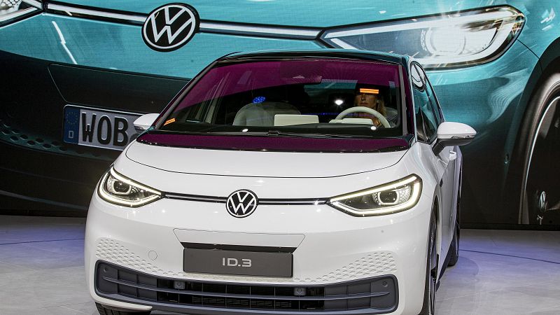 les ventes de voitures électriques de volkswagen chutent : pourquoi les européens reviennent-ils à l'essence ?