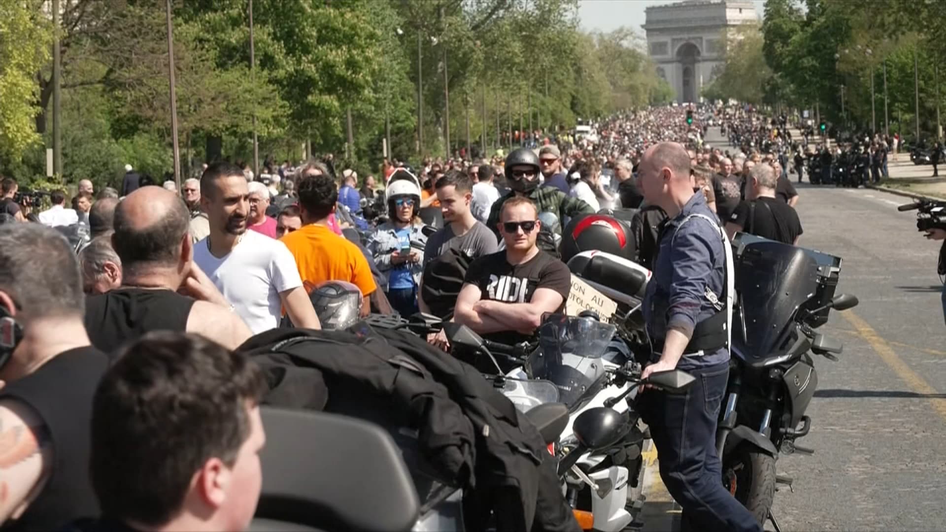 contrôle technique des deux-roues: plusieurs milliers de motards manifestent à paris, la circulation perturbée