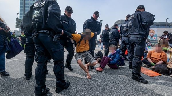 blockade beendet! polizei entfernt aktivisten vor bahnhof altona