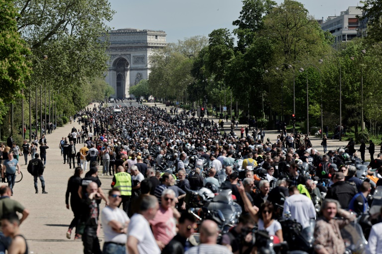 a paris, des milliers de motards manifestent contre le contrôle technique obligatoire