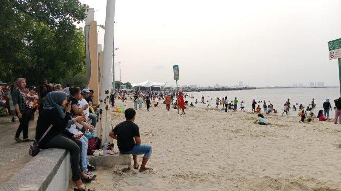 Suasana di kawasan Pantai Ancol, Pademangan, Jakarta Utara, yang diramaikan wisatawan dalam momen libur Natal, Rabu (27/12/2023). Pada tahun 2024, Ancol juga menjadi salah satu tempat wisata di Jakarta yang buka saat libur Lebaran.