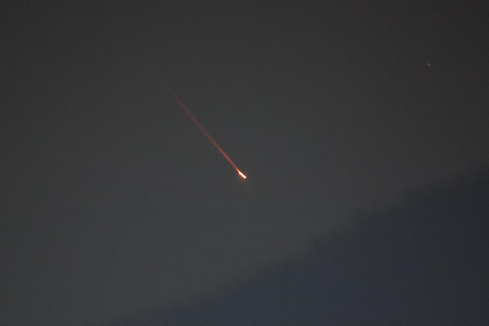 explotan misiles interceptores sobre beirut, según televisión pública