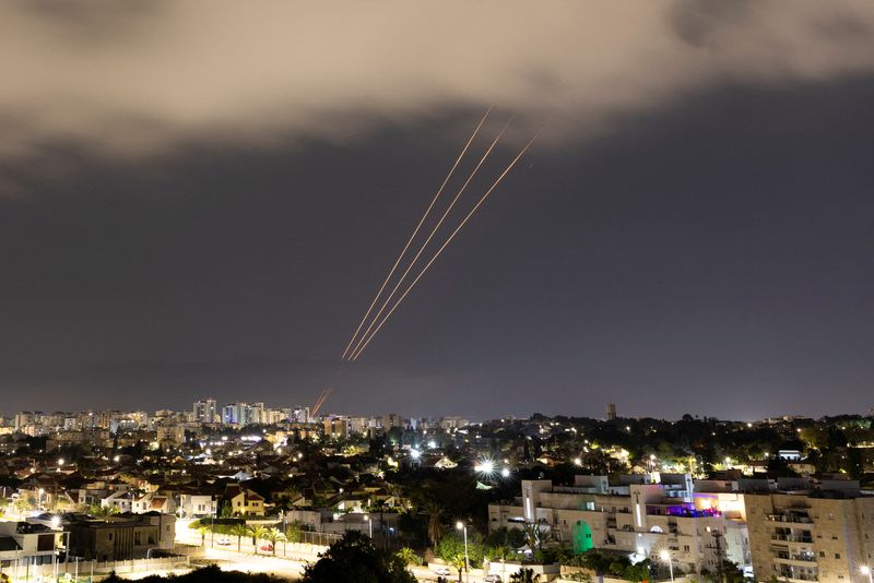 se oyen explosiones y sirenas en israel tras ataque con drones de irán