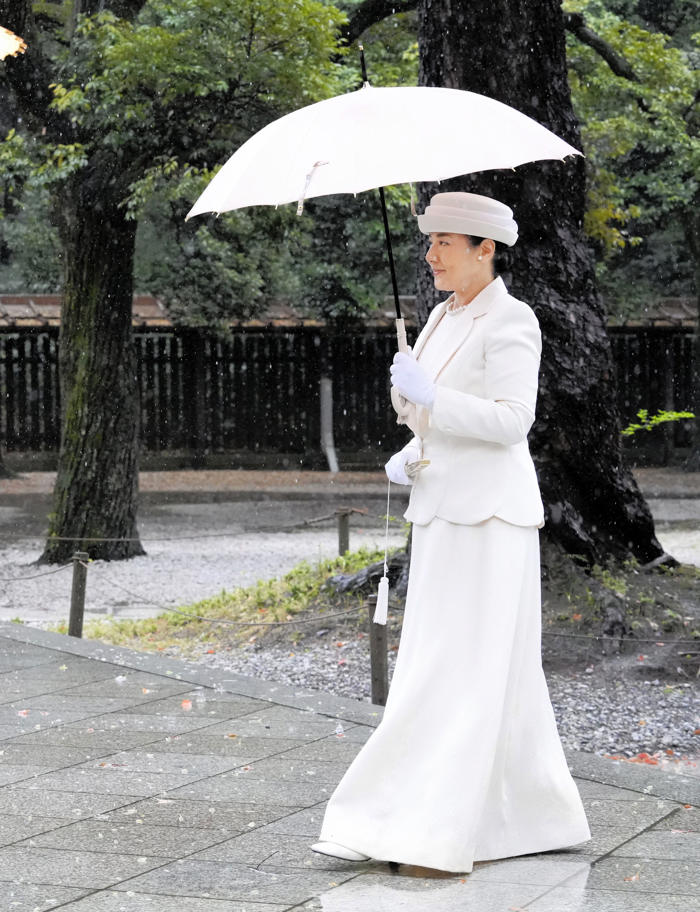 〈2024年上半期ランキング 皇室編10位〉雅子さまは「フリル」調で華やかな存在感 愛子さまは清楚な美しさ 明治神宮参拝で「競演」した白いロングドレスの輝き