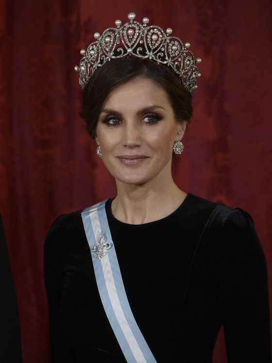 la reina letizia y sus nuevas 'mejores amigas': así lleva las perlas en tiaras collares, broches y pendientes