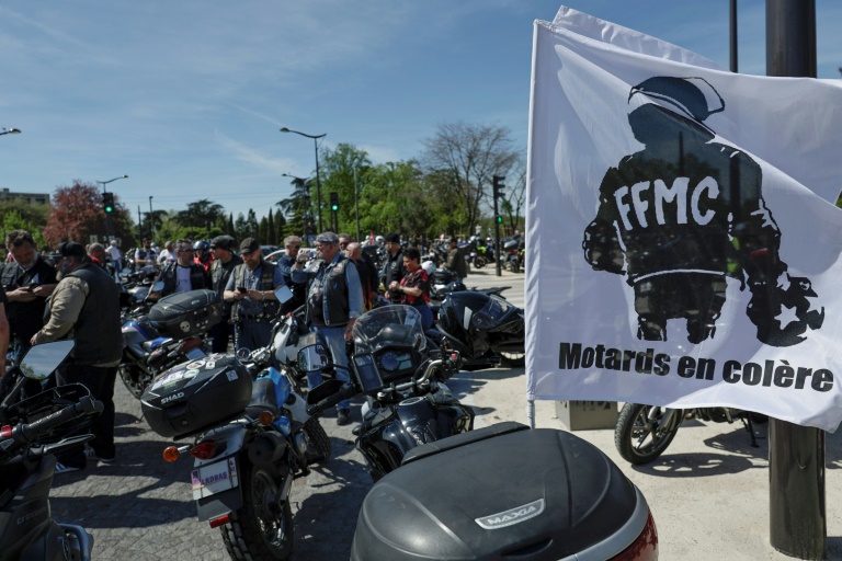 a paris, des milliers de motards manifestent contre le contrôle technique obligatoire