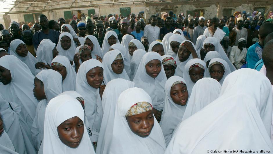 como o sequestro de 276 meninas pelo boko haram ainda ressoa na nigéria, dez anos depois