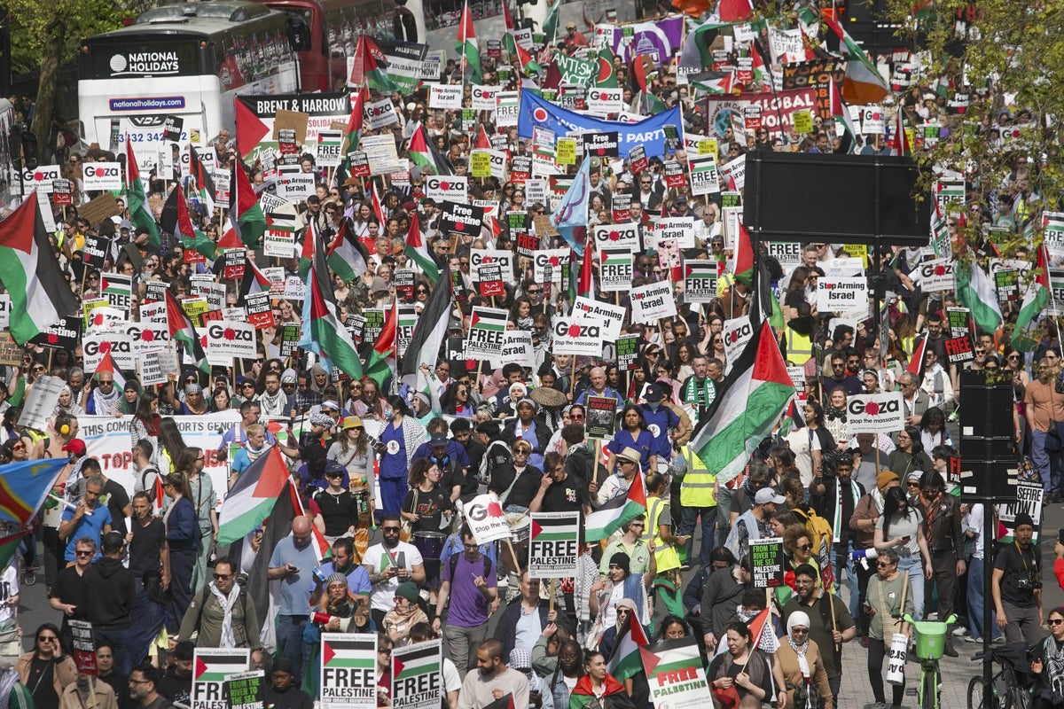 tens of thousands gather in london to call for gaza ceasefire