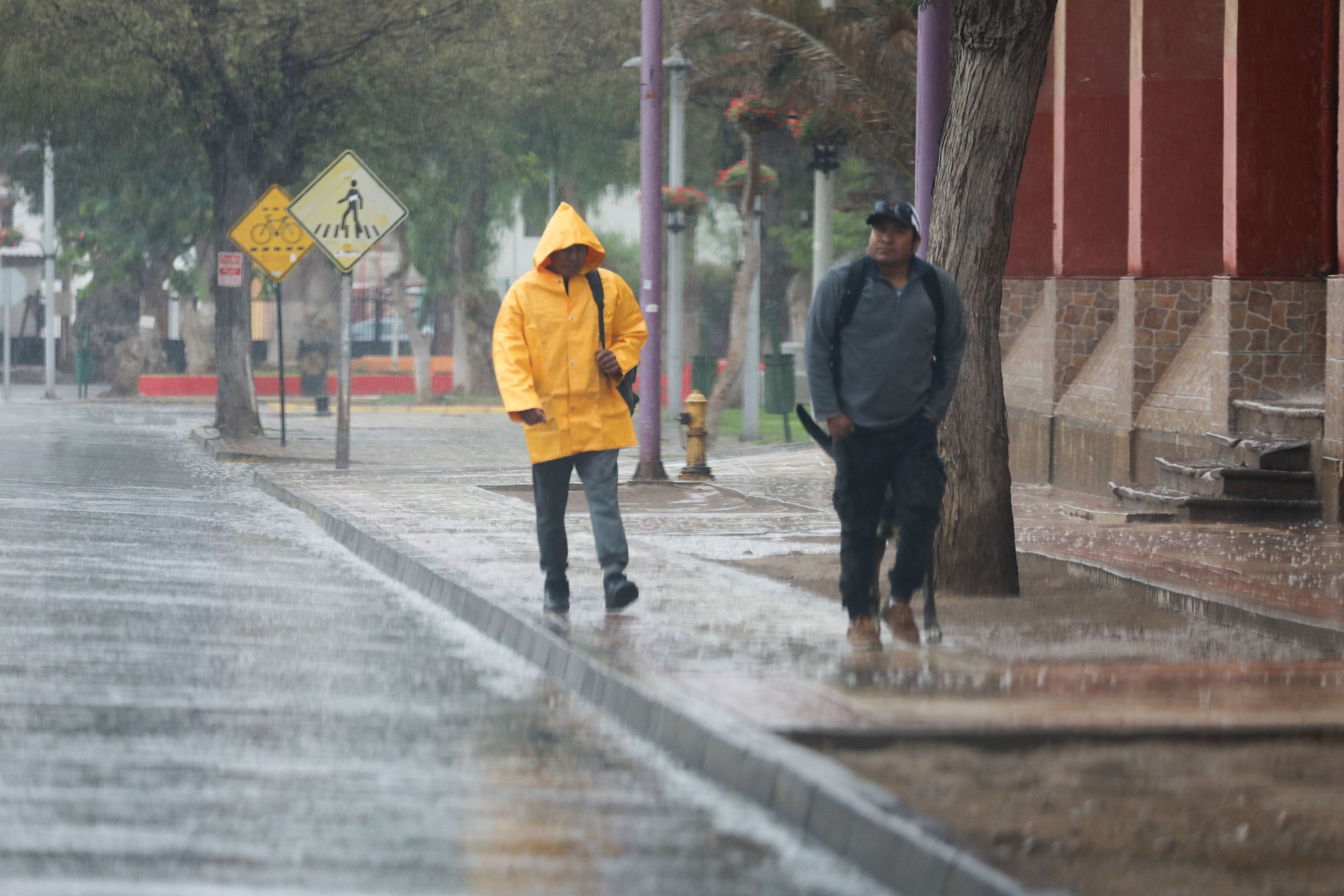 lluvias en atacama y antofagasta: senapred emite alerta sae por quebradas y vecinos comparten imágenes de calles inundadas