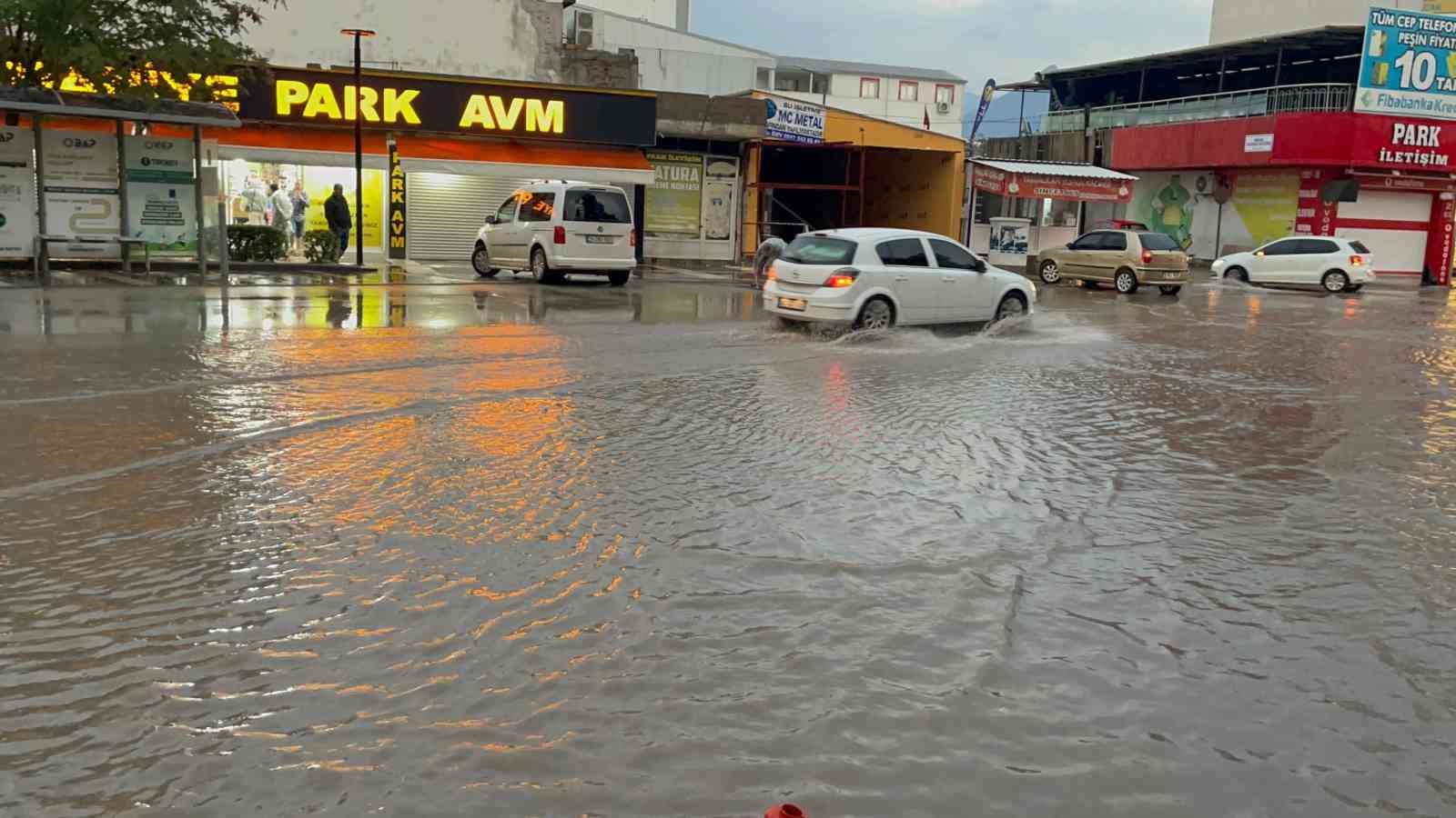 osmaniye’de caddeler göle döndü, alt geçit suyla doldu