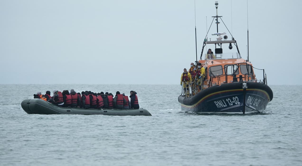 traversée de la manche: 36 migrants secourus dans le détroit du pas-de-calais