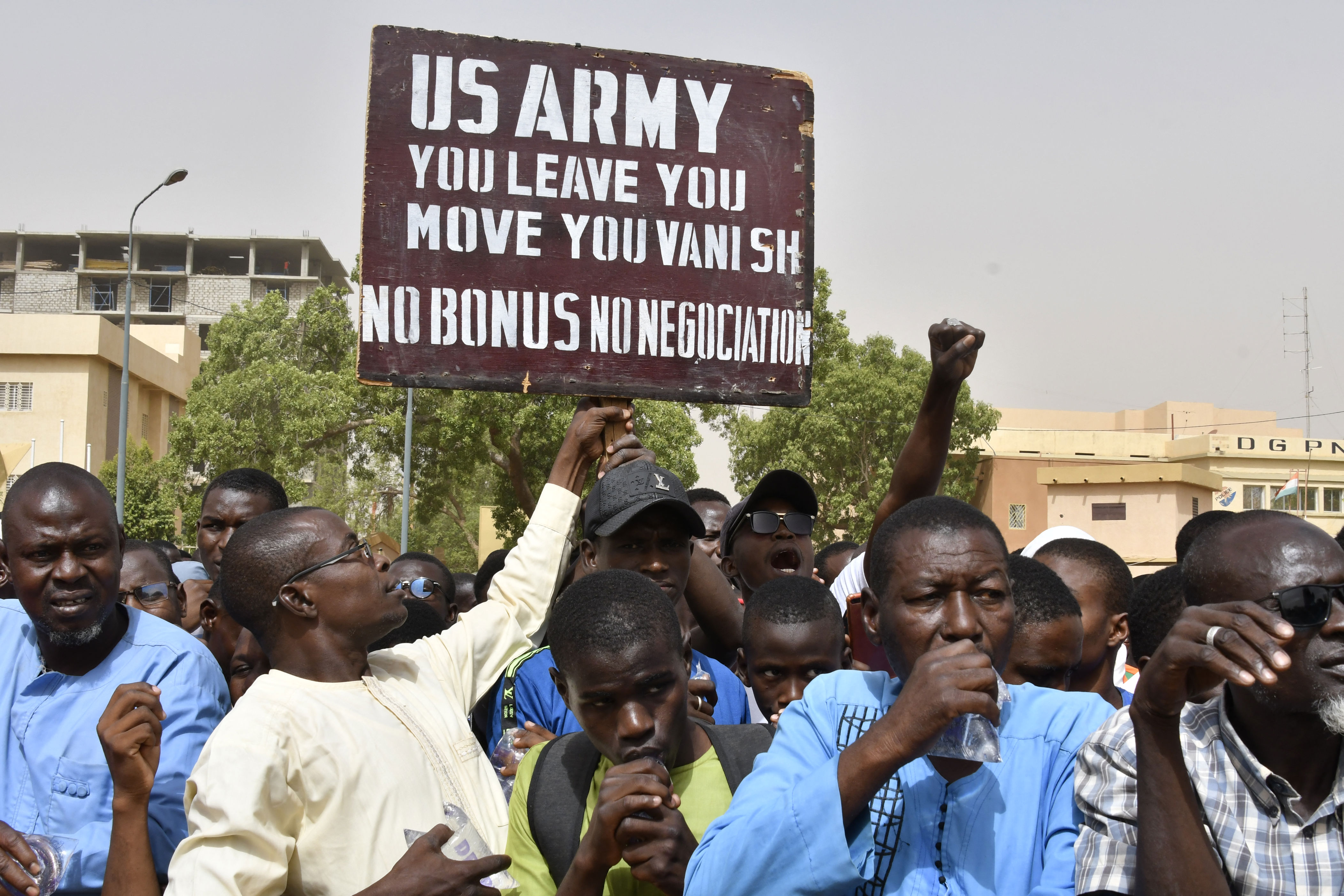 hundreds protest in niger demanding departure of us troops