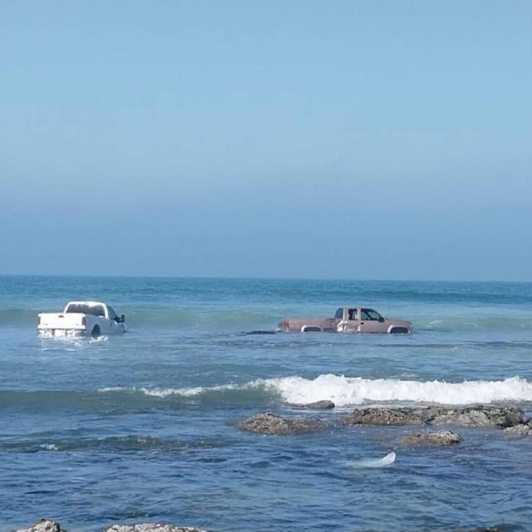 ¿Qué hacían camionetas adentro del mar en playa de Rosarito? Lo que se sabe