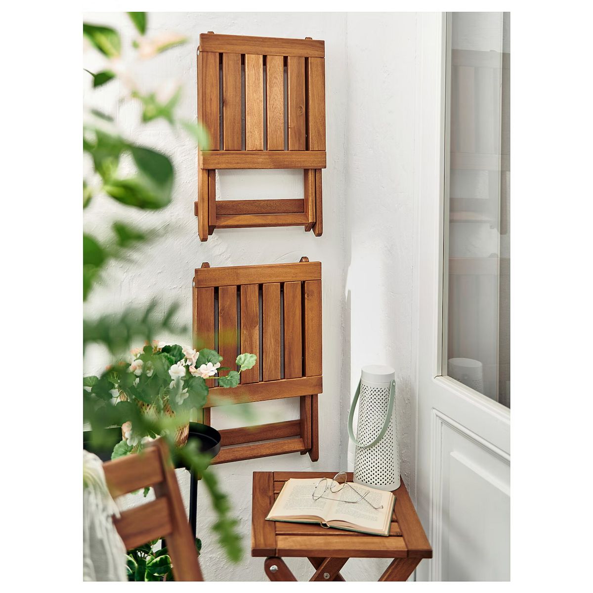 este asiento de ikea por menos de 20 € es la solución perfecta para decorar con estilo terrazas pequeñas