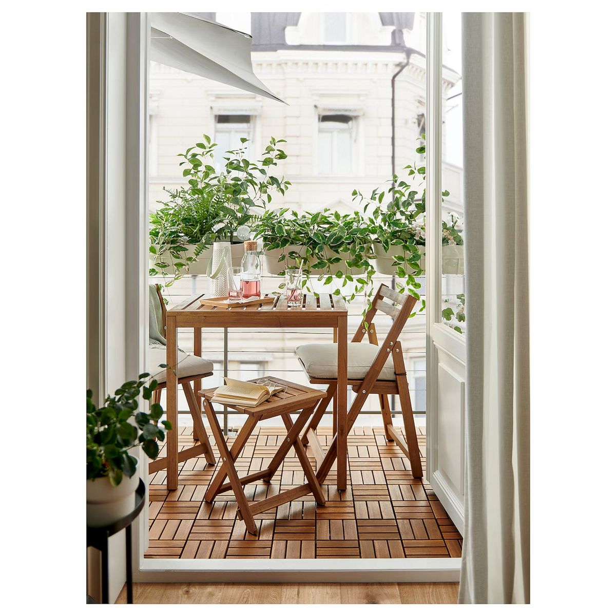 este asiento de ikea por menos de 20 € es la solución perfecta para decorar con estilo terrazas pequeñas