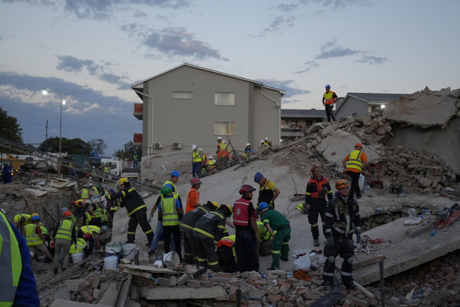 κατάρρευση κτιρίου στη νότια αφρική: αναζητούνται άλλοι 42 εργάτες - επτά νεκροί