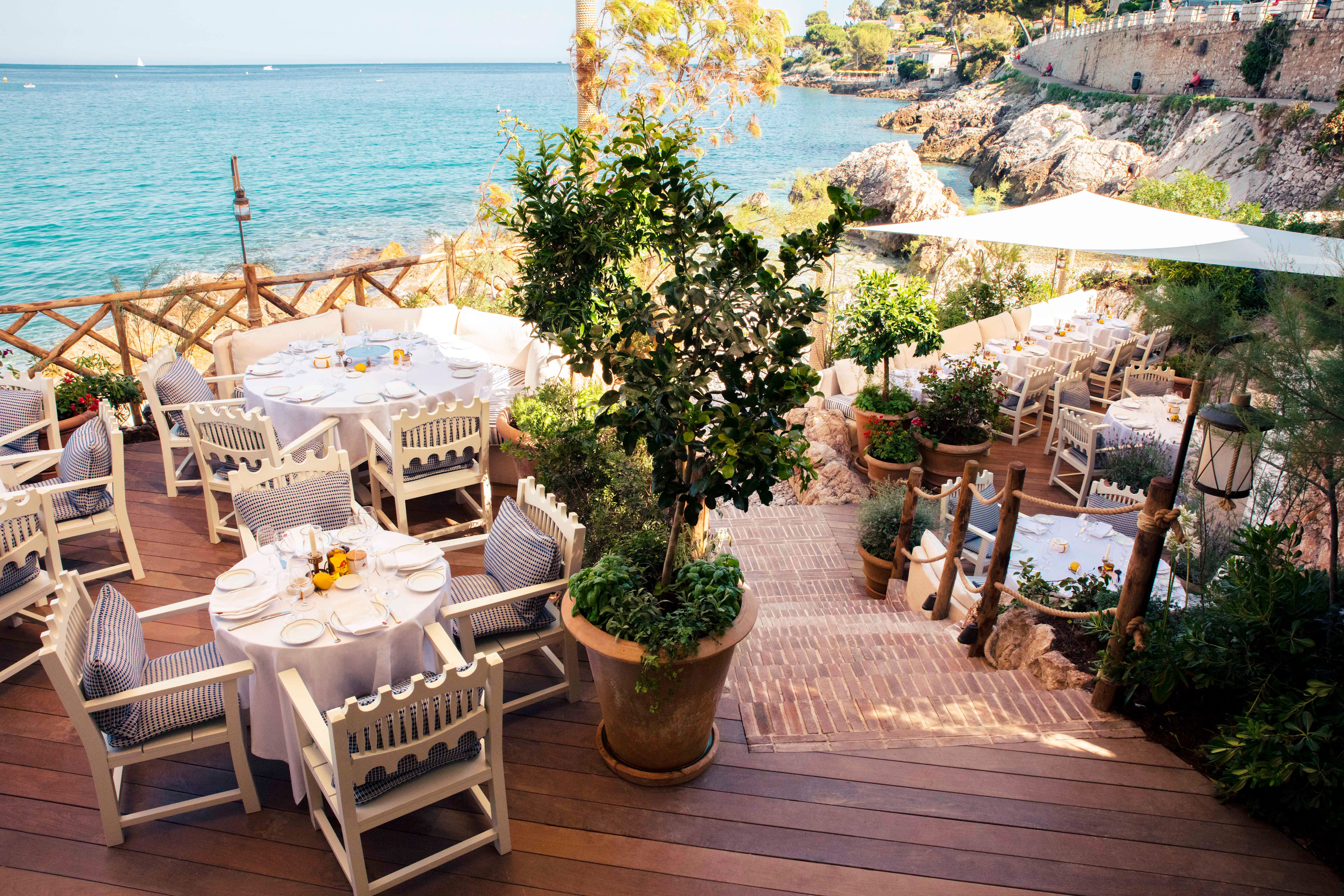 le restaurant plage le plus iconique de la côte d'azur rouvre ses portes
