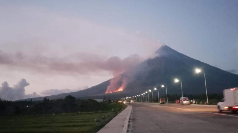 Grassfire hits Mayon Volcano anew