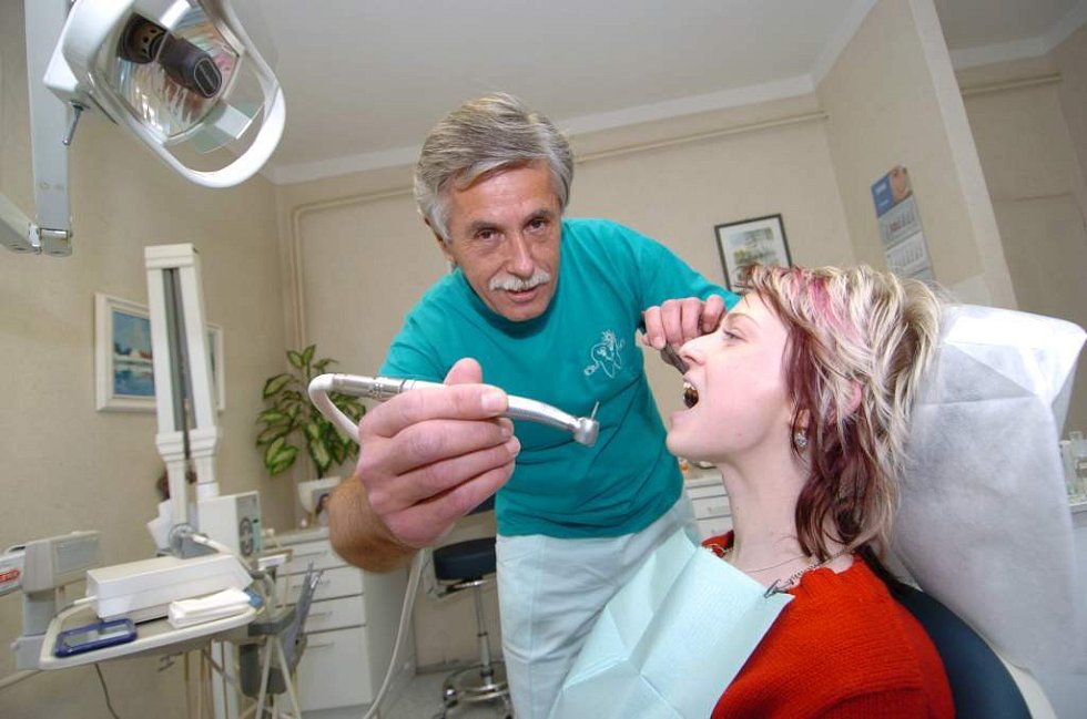 tuny papírů mohou prodražit zubní péči. technici i zubaři bijí na poplach