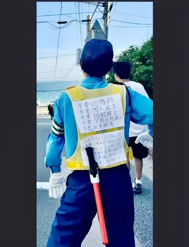 日本の観光地で中国語の注意書きを体に貼る警備員＝中国ネット民が反応