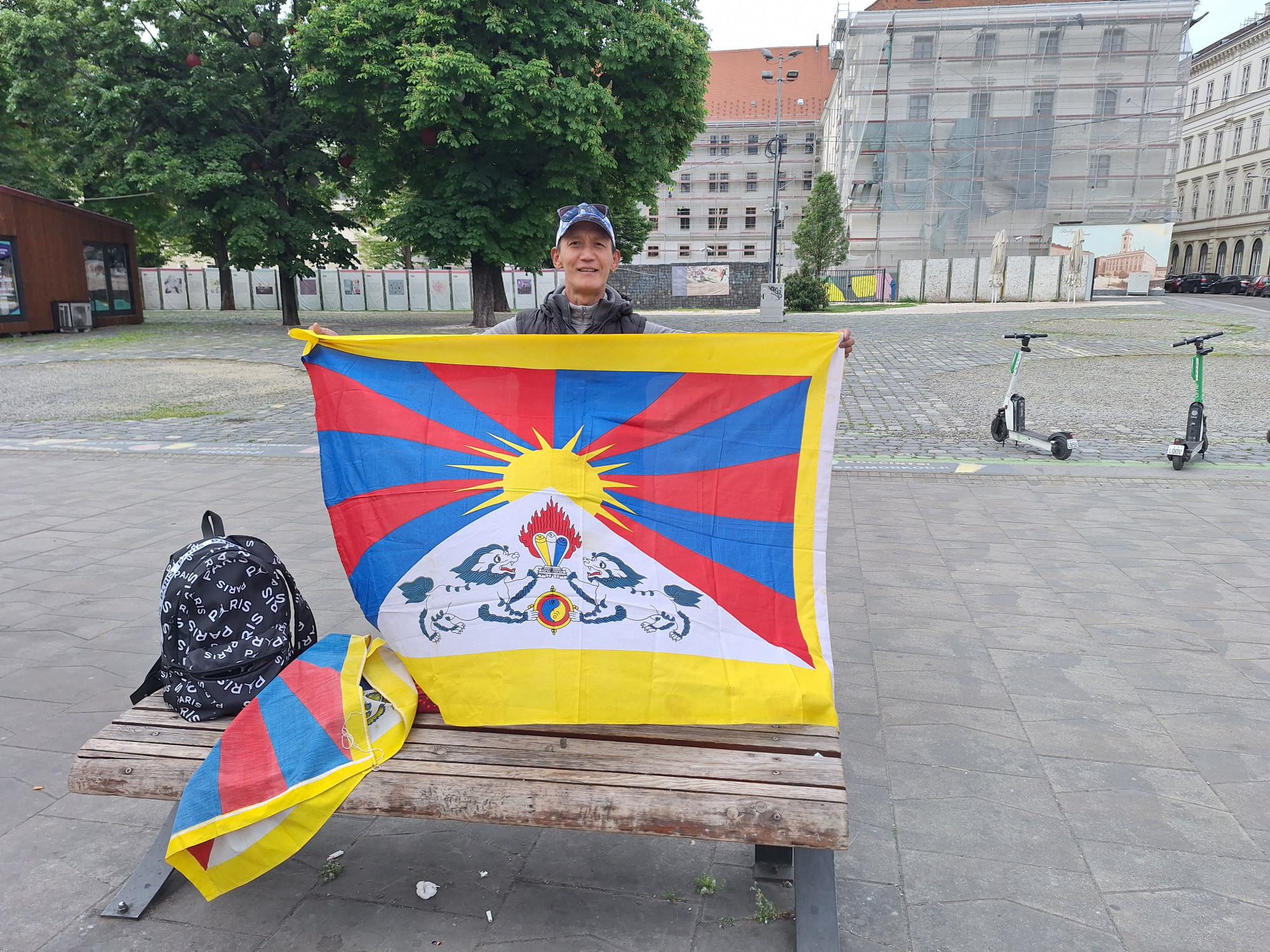 tibeti zászlókkal várják a hazánkba látogató kínai elnököt
