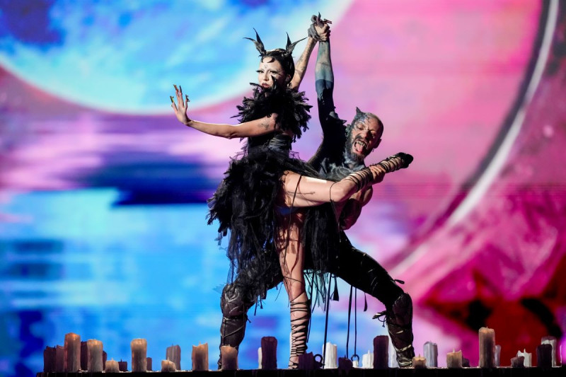 ο πόλεμος στη γάζα φτάνει στη eurovision: η εμφάνιση όλο νόημα του σουηδού, η «συγγνώμη» της ebu και το ντύσιμο της ιρλανδής