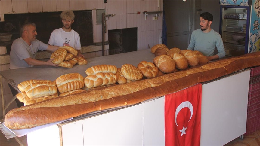 sivas'ta 3,8 metrelik ekmek yapan fırıncı sosyal medyadaki yorumlardan sonra 4 metrelik ekmek üretti