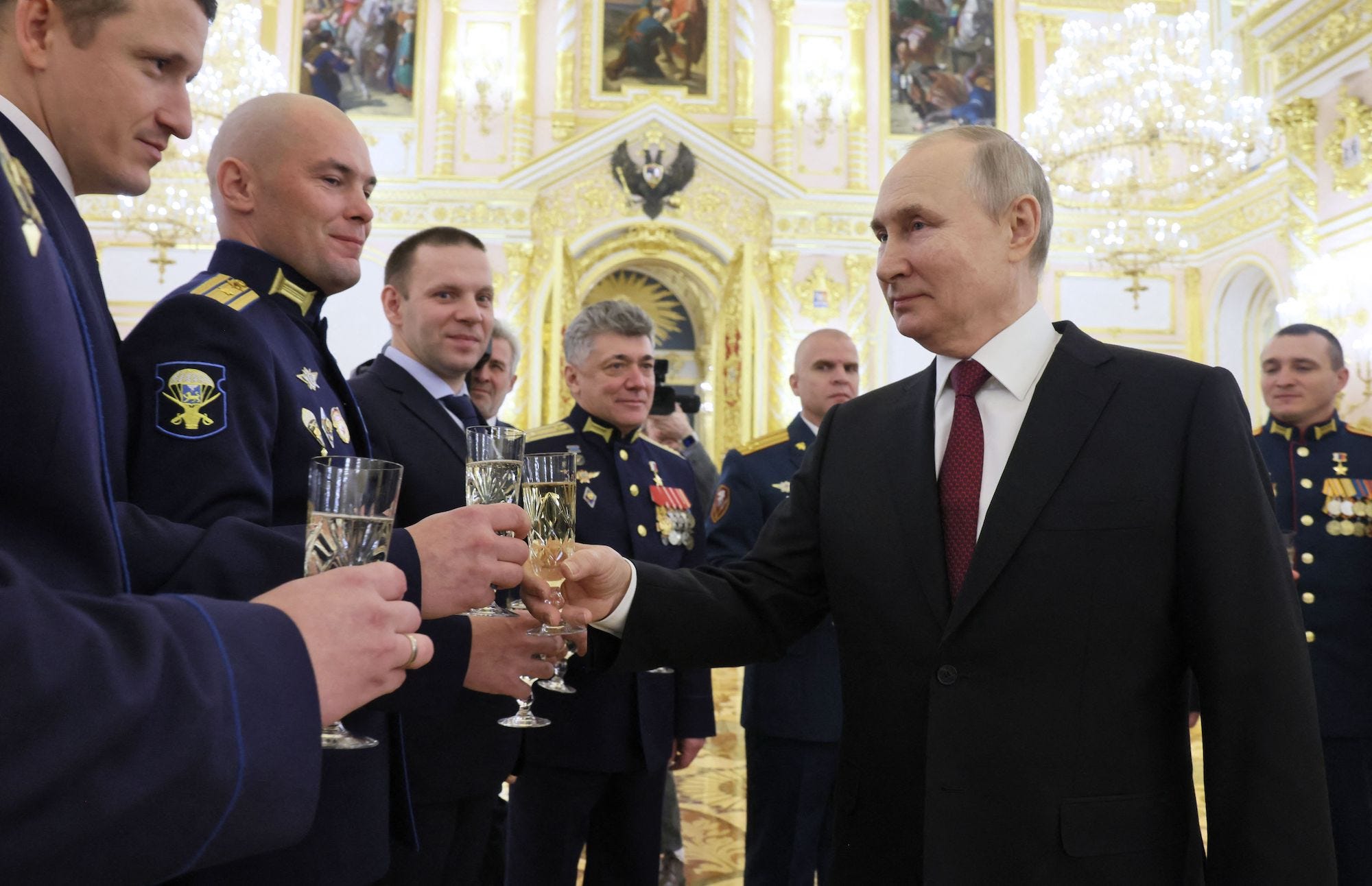 russlands militär ist so knapp an soldaten, dass es mit höheren gehältern lockt als der öl- und gassektor