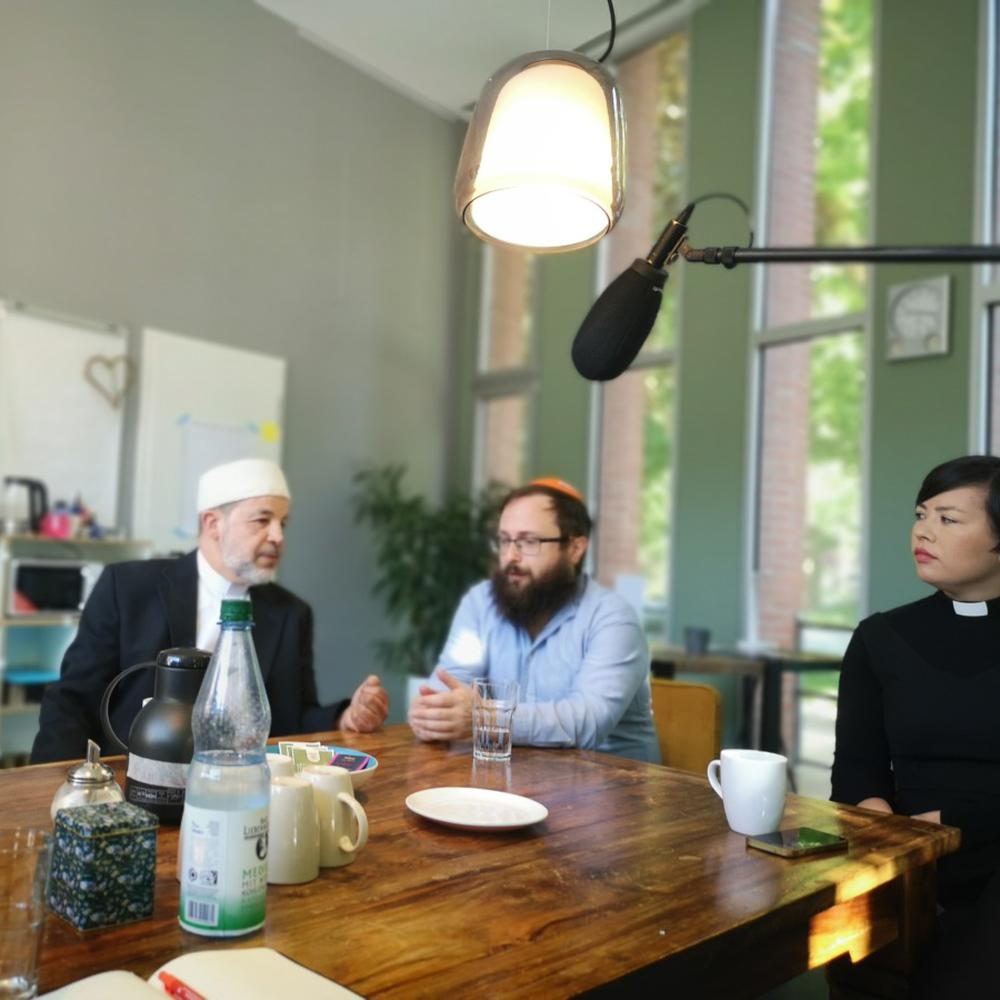 nach hamas-terrorangriff und israels reaktion: berliner imam und berliner rabbi setzen zeichen für verständigung in neukölln