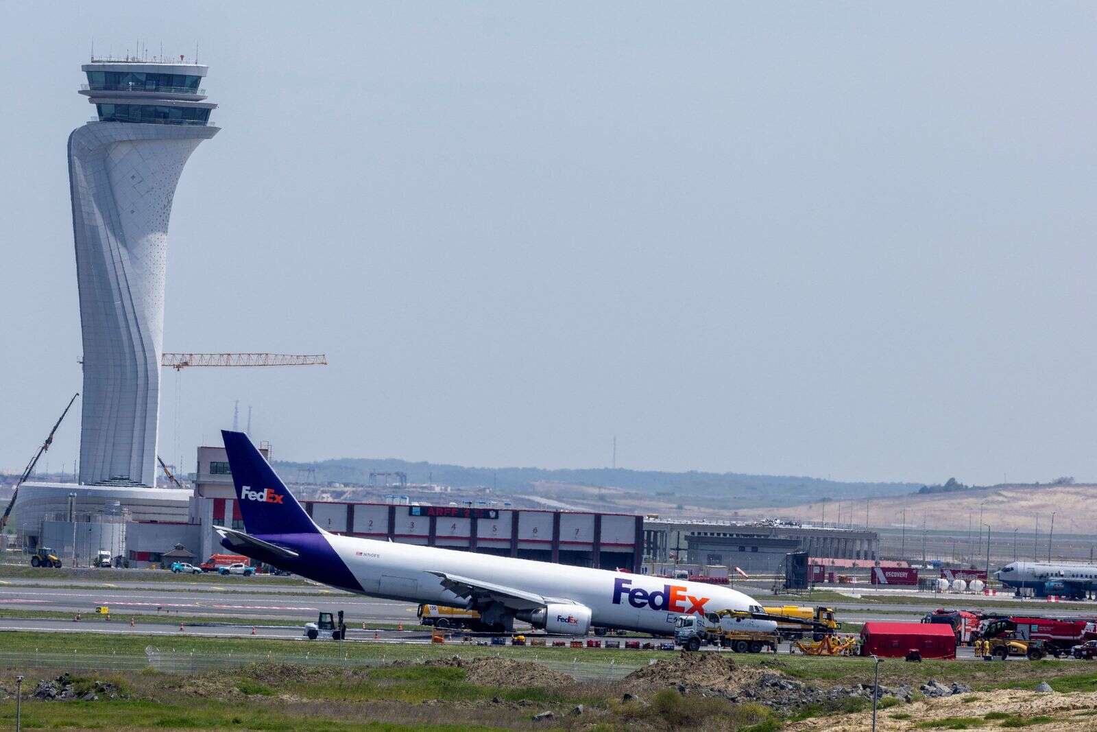 boeing cargo plane lands in istanbul without front wheels