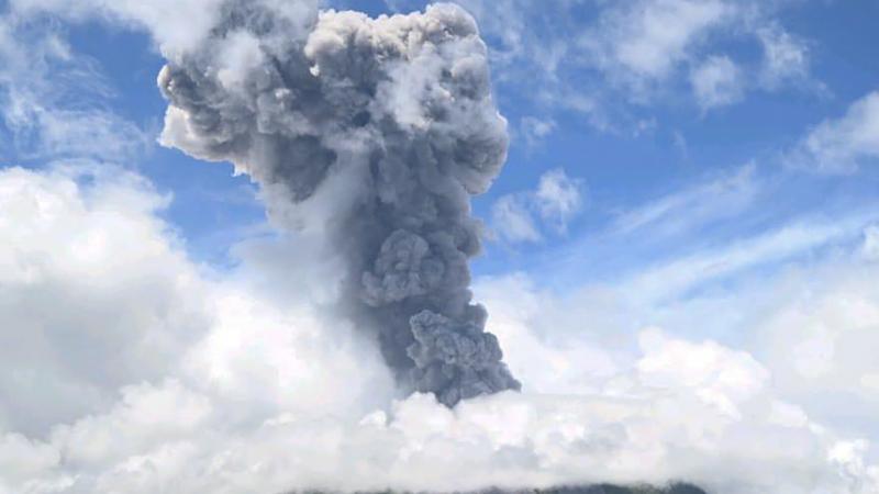 indonésie : niveau d’alerte relevé en raison d’une éruption volcanique