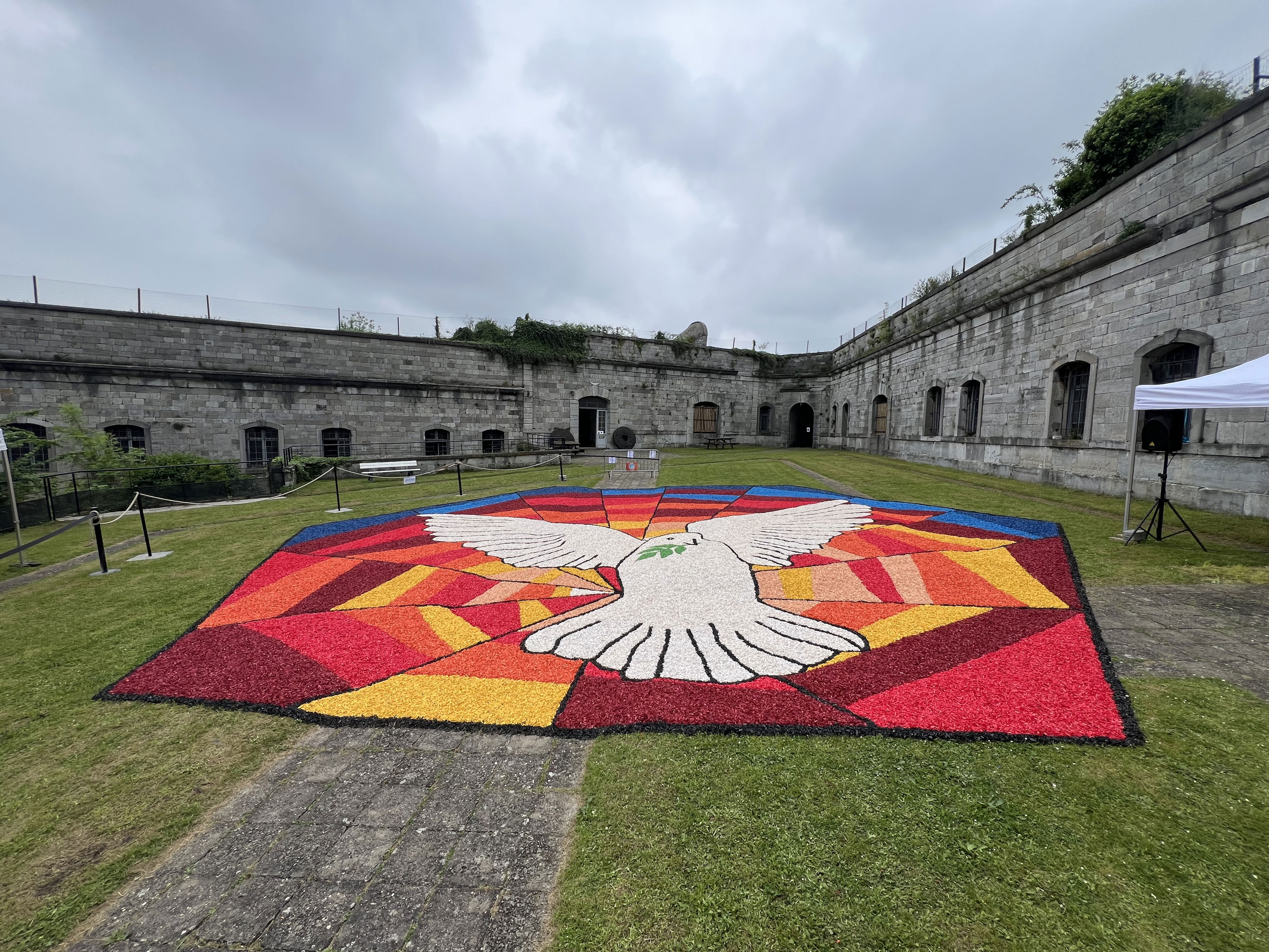 une œuvre éphémère au fort de huy pour commémorer la fin de la seconde guerre mondiale