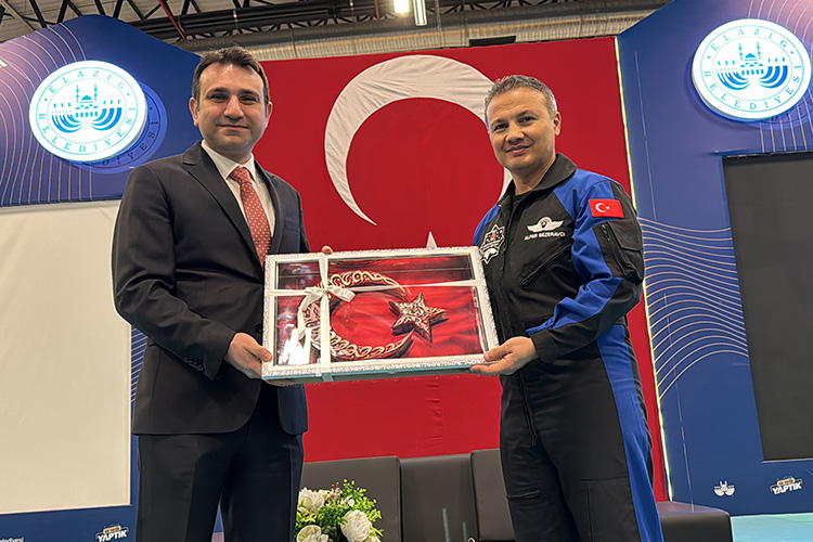 türkiye'nin ilk astronotu gezeravcı, elazığ'da öğrencilerle buluştu