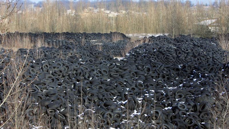 un important dépôt sauvage de pneus usagés provoque la colère des riverains près de charleroi